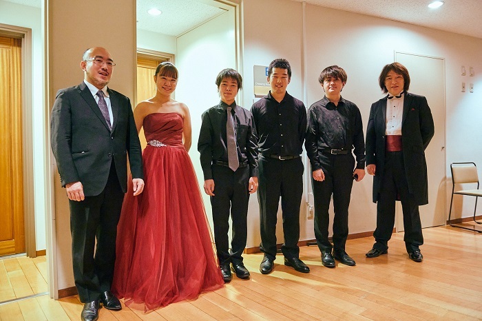 指揮の飯森範親（右）とコンサートマスタの戸澤哲夫（左）とファイナリストたち。