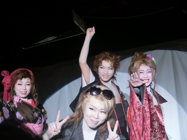 元気な劇団都の座員さんたち。左から華乃せりなさん・光乃みなさん・京乃健次郎さん・星乃ななみさん(2015/10/12) 筆者撮影 