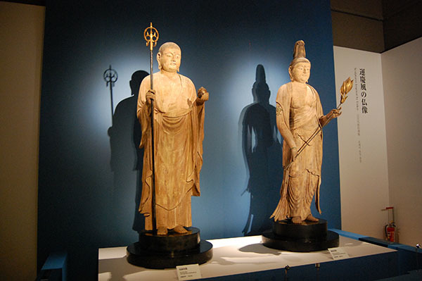 右が「観音菩薩立像」、左が「地蔵菩薩立像」（ともに12～13世紀、神奈川・満願寺所蔵）
