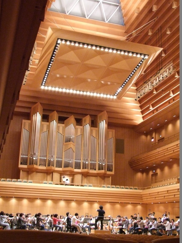 東京オペラシティコンサートホールのステージを埋めた大編成はそれだけでも壮観だ