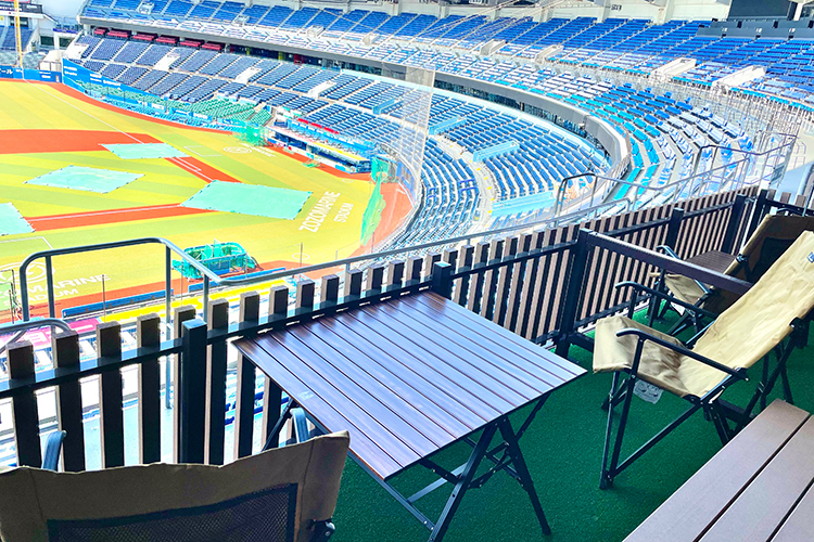 アウトドア気分で野球を観戦できるテーブル付きのボックス席「ogawaキャンプBOX」