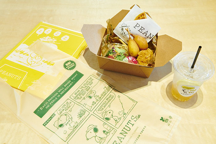 TAKEOUT MENU ピーナッツ・ギャング ピクニックボックス（ピクニックボックス+ドリンク+レジャーシート） ￥2,200（税抜）