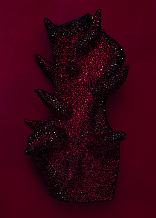  舘鼻則孝『Homage to Taro Series : Heel-less Shoes “Sun”』 Photo by Noritaka Tatehana ©NORITAKA TATEHANA, 2016