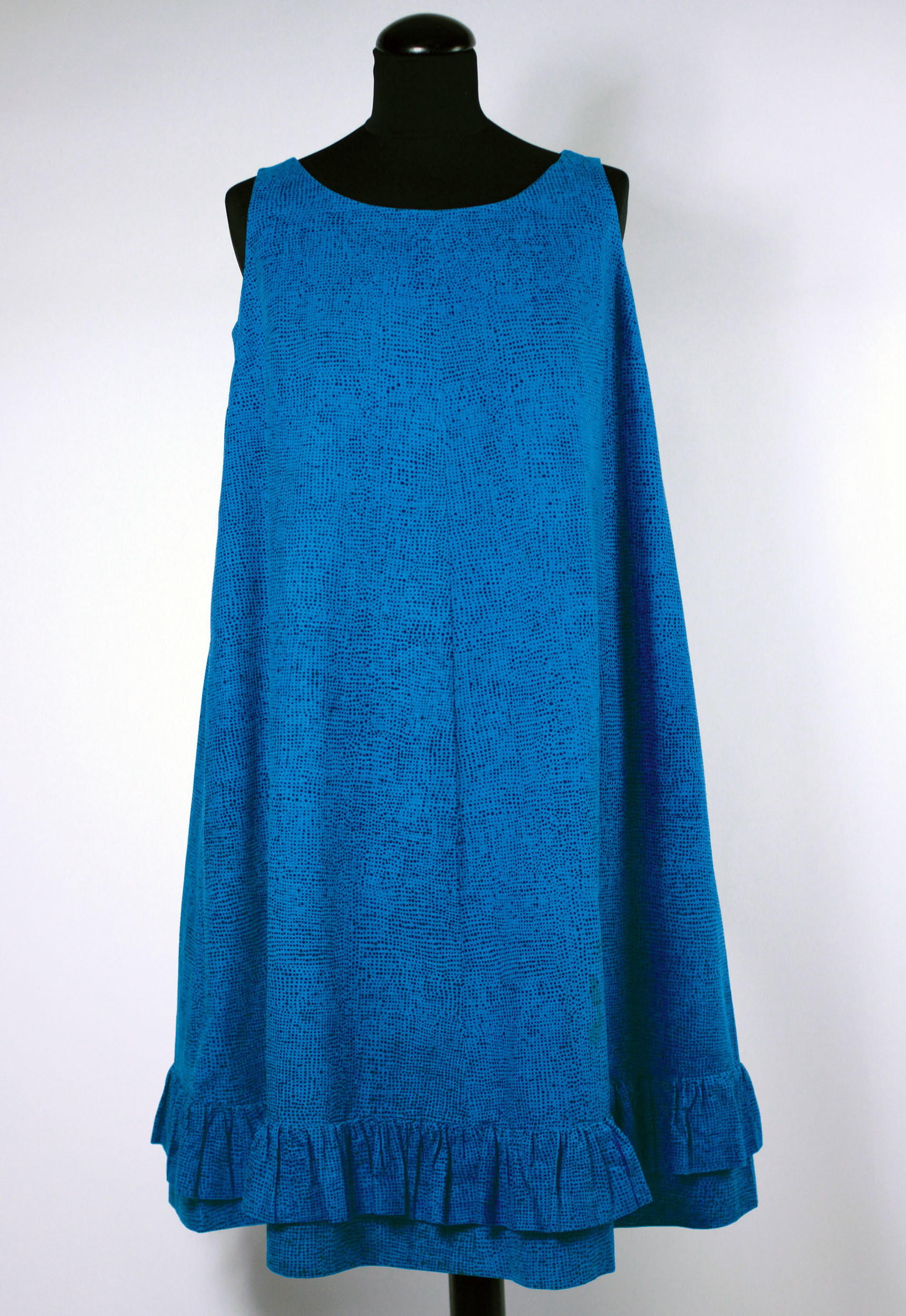 ジャクリーン・ケネディーが購入したドレス≪ヘイルヘルマ≫、1959年　 ファブリック≪ナスティ≫（小さな無頭釘）、1957年、 服飾・図案デザイン：ヴオッコ・ヌルメスニエミ　　Design Museum / Harry Kivilinna