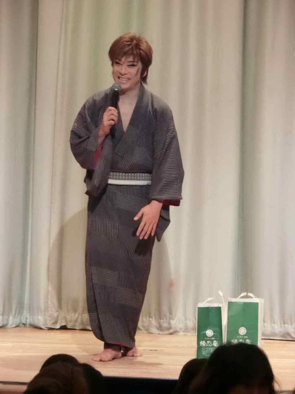 和やかな雰囲気の口上挨拶。ファンからの差し入れを傍らに。