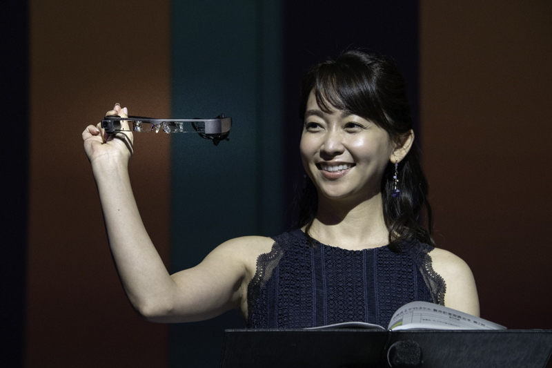 スマートグラスによる『字幕サービス』は日本語と英語に対応。空中に字幕が浮いてみえるのだそう。