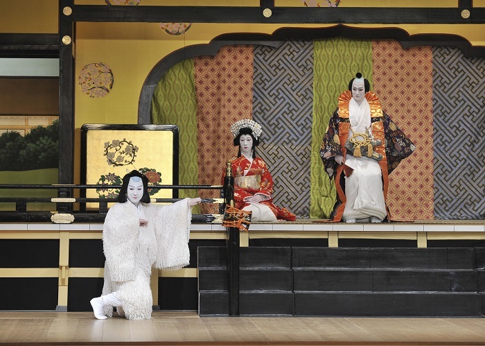 『義経千本桜 川連法眼館』左より佐藤忠信／忠信実は源九郎狐＝尾上松也、静御前＝坂東新悟、源義経＝中村隼人（2016年1月浅草公会堂） （C）松竹
