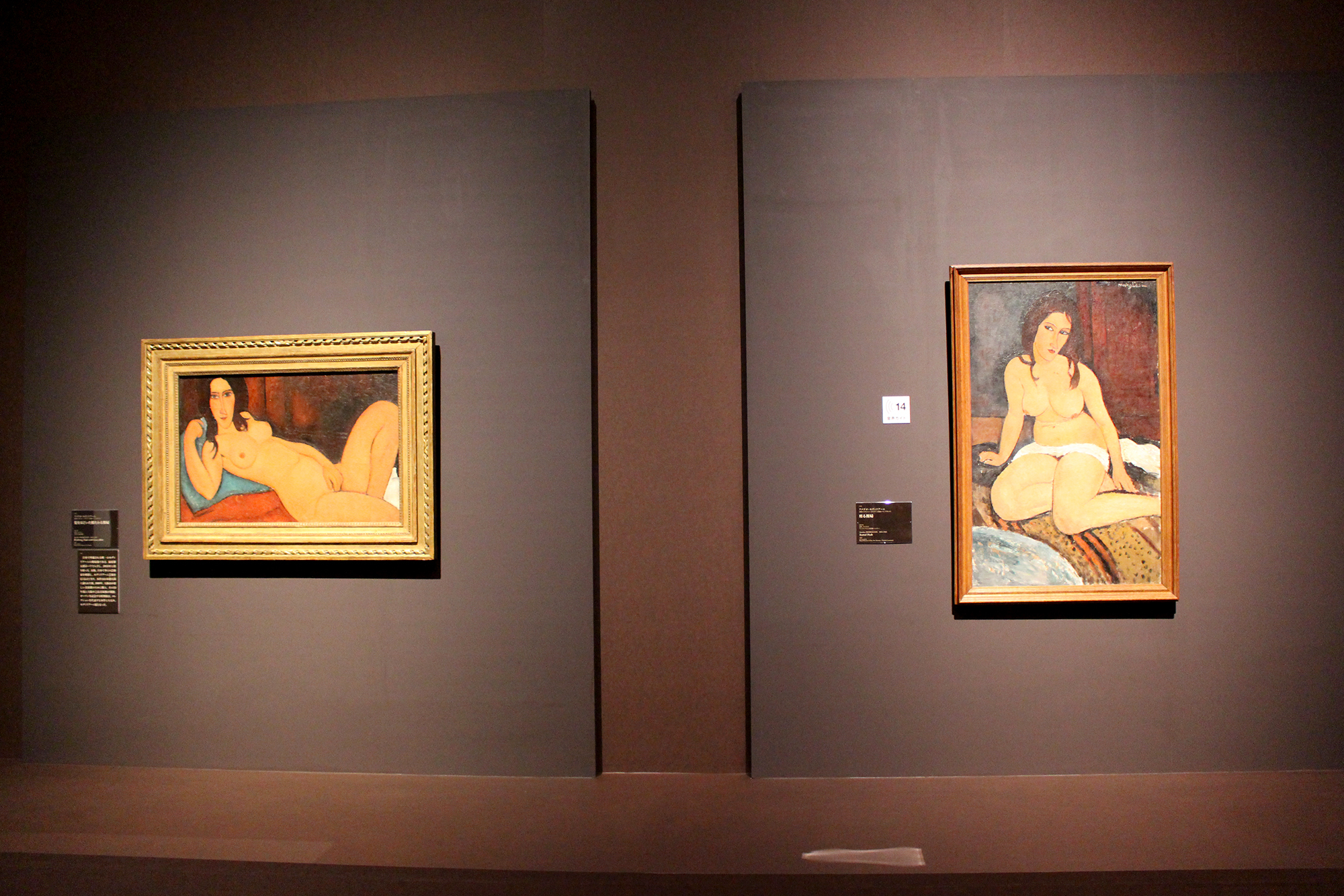 左からアメデオ・モディリアーニ「髪をほどいた横たわる裸婦」1917年　油彩、カンヴァス　大阪中之島美術館、アメデオ・モディリアーニ「座る裸婦」1917年　油彩、カンヴァス　アントワープ王立美術館