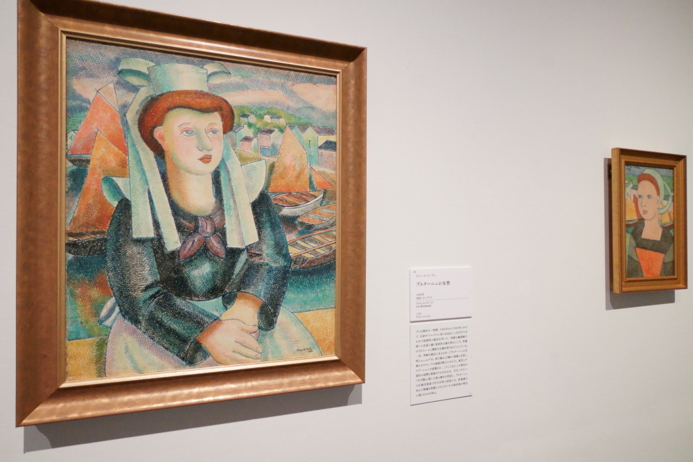 手前から：ピエール・ド・ブレ《ブルターニュの女性》、《ブルターニュの少女》ともに1940年、油彩／カンヴァス　カンペール美術館蔵
