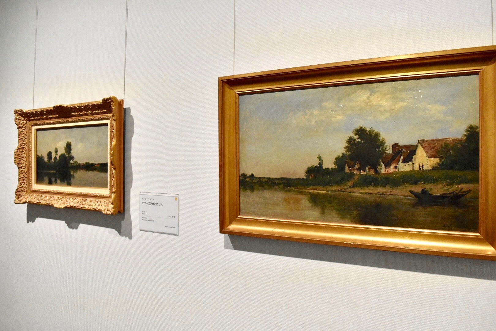 右：カール・ドービニー　《川岸》　1881年　ランス美術館蔵