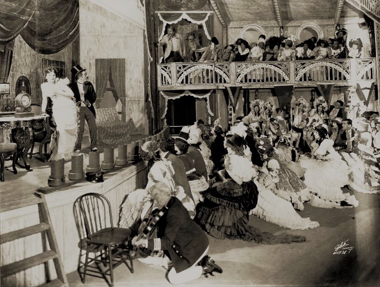 『ショウ・ボート』初演（1927年）より。船の中の舞台で演じられる、劇中劇の場面。