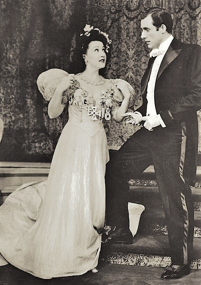 『アニーよ銃をとれ』初演（1946年）の舞台より。アニーを演じたエセル・マーマン（左）と、フランク役のレイ・ミドルトン