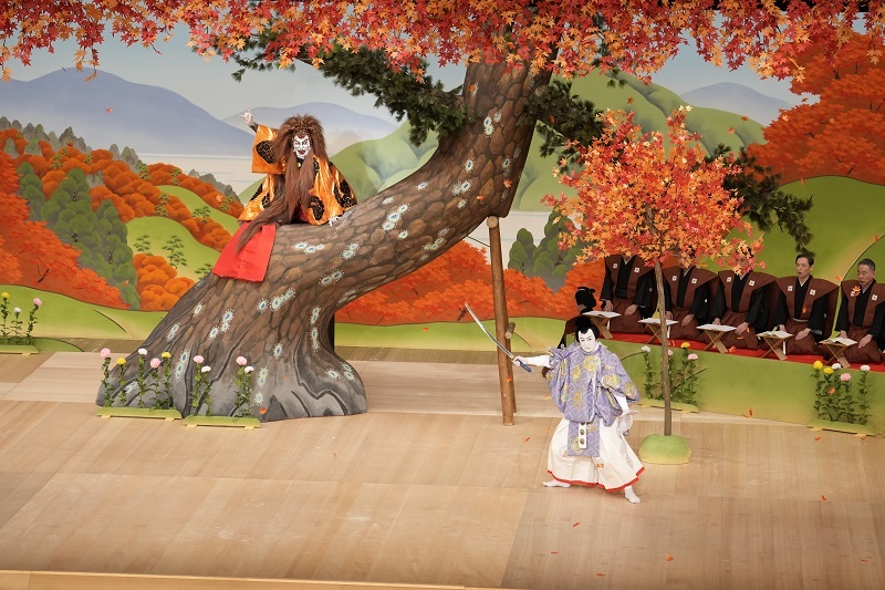 昼の部『紅葉狩』（左より）戸隠山の鬼女=市川團十郎、平維茂=松本幸四郎 ／(C)松竹