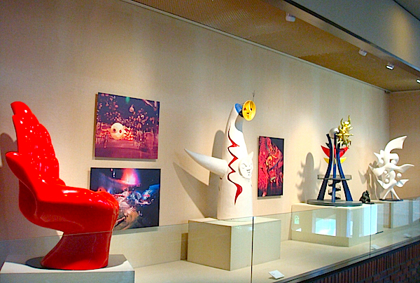 太郎の《手の椅子》や大阪万博のモニュメントなどが展示されたスペースも