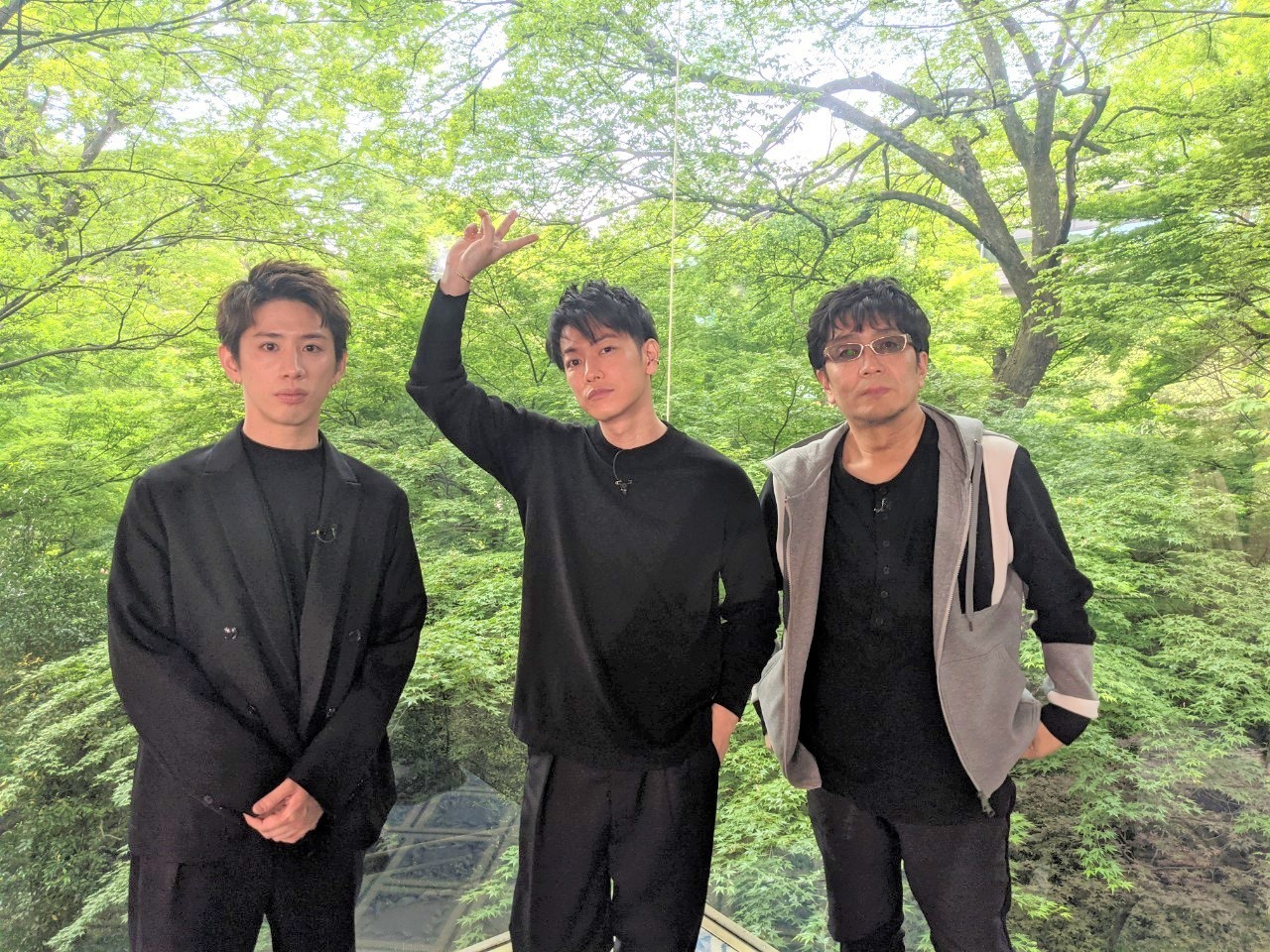 左から、Taka（ONE OK ROCK）、佐藤健、大友啓史監督 『ボクらの時代』オフショットより
