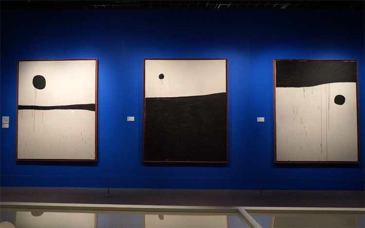 左・中央・右：ジュアン・ミロ《絵画》1973年頃 ピラール＆ジュアン・ミロ財団、マジョルカ