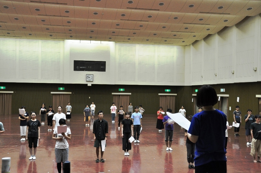 先日、実際の舞台に近い広さを使って行われた稽古の様子。