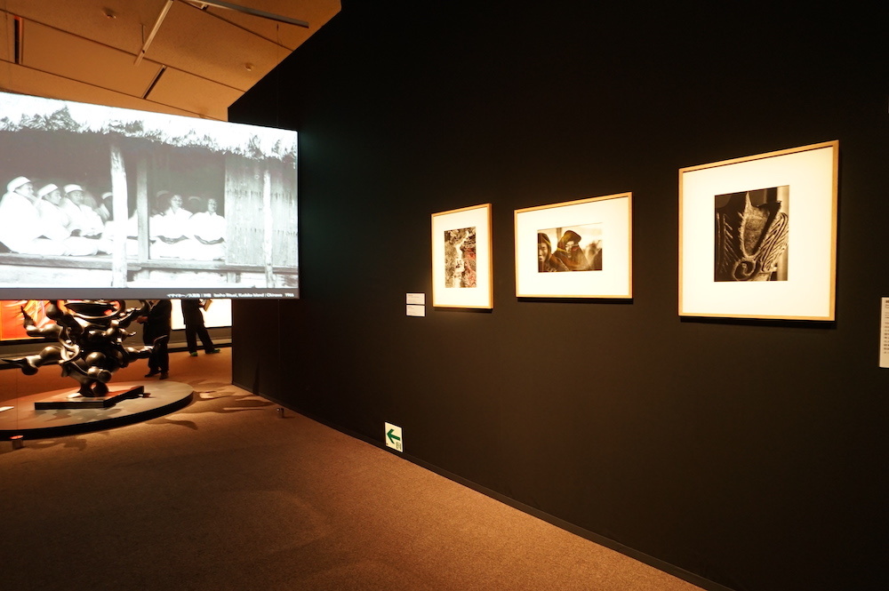 右手前から：《縄文土器（長野県出土）／東京国立博物館》1956年、《角巻きの女》1957年、《竹富島の道》1959年 全て川崎市岡本太郎美術館