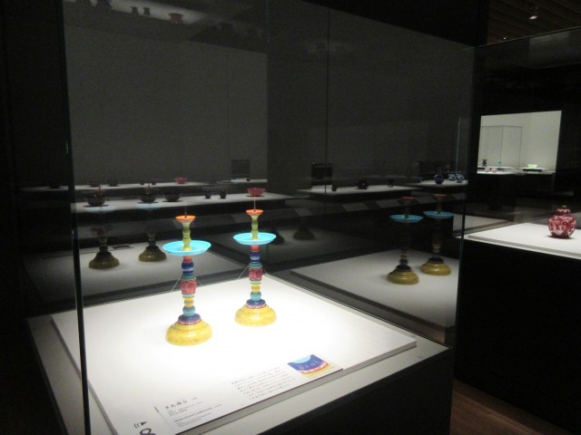 多色燭台　乾隆年製銘　清時代・乾隆年間（1736-95）　東京国立博物館