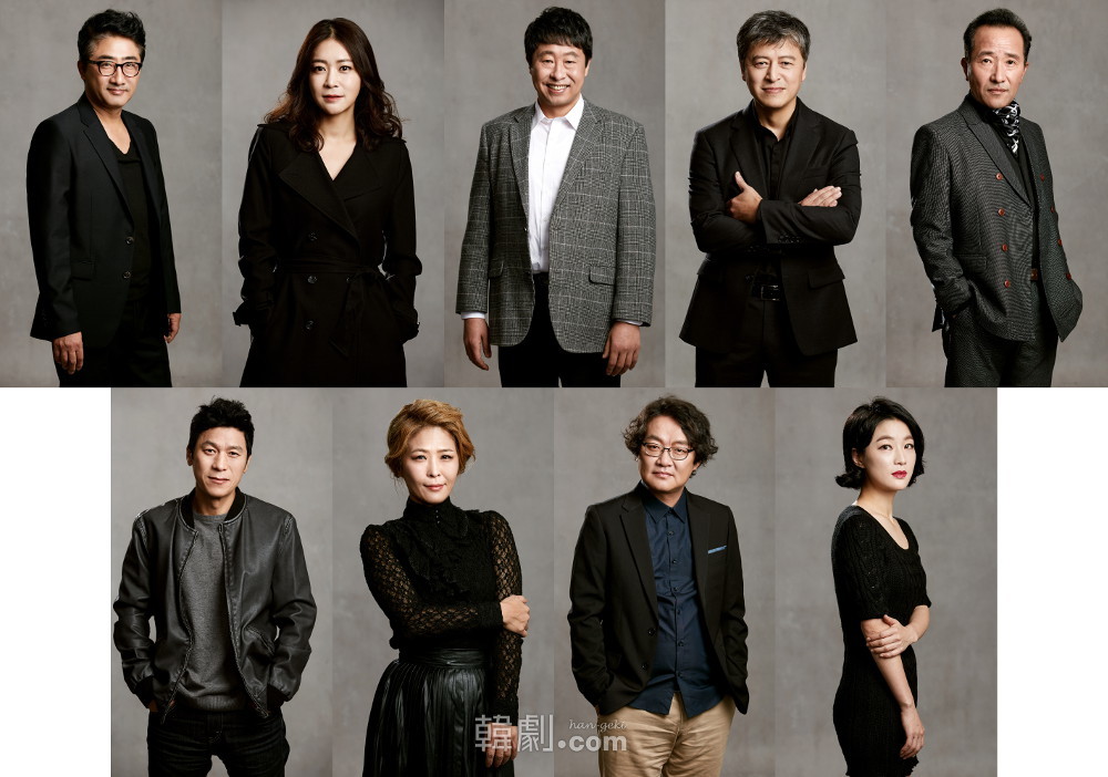 初演メンバー中心のOBチーム（上段左から）リュ・テホ、イ・ハンナ、イ・デヨン、クォン・ヘヒョ、ユ・ヨンス　（下段左から）キム・レハ、ファン・ソクジョン、チャ・スンべ、コン・サンア
