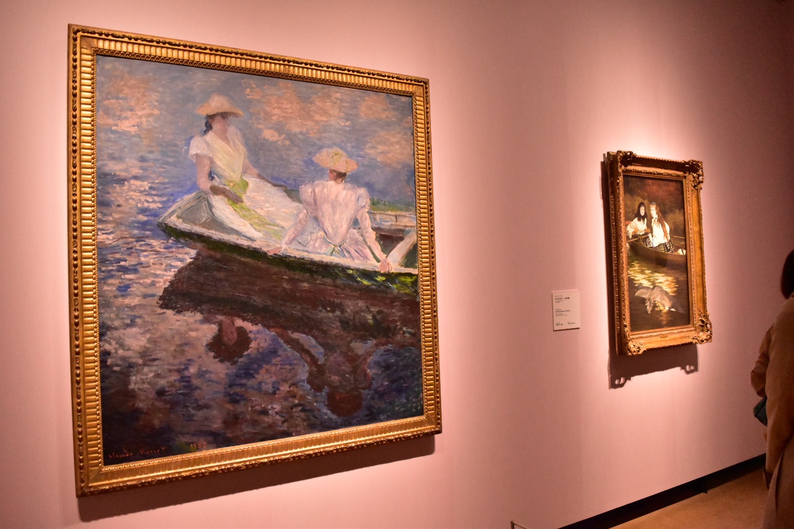 左：クロード・モネ《舟遊び》1887年　国立西洋美術館（松方コレクション）　右奥：ジェームズ・ティソ《テムズ川にて、一羽の鷺》1871-72年頃　ミネアポリス美術館
