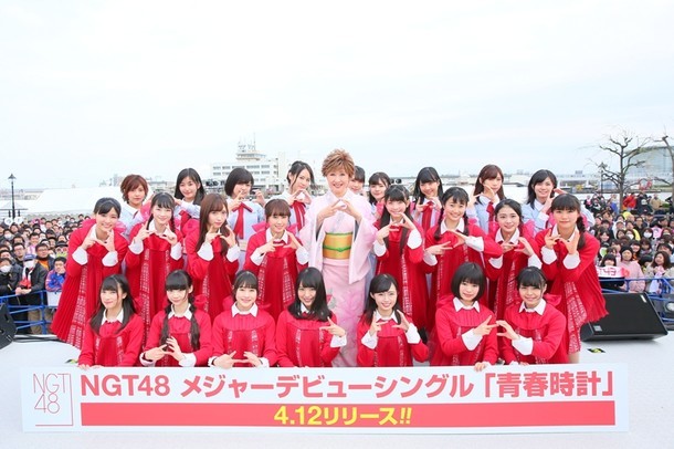 NGT48「祝 4.12 NGT48メジャーデビュー! ここから始まる握手の絆 in みなとぴあ」新潟・新潟市歴史博物館みなとぴあ公演の様子。（写真提供：アリオラジャパン）