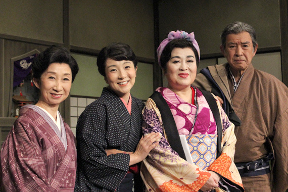 「おばこ」（左から）鷲尾真知子、藤田朋子、渡辺えり、若林豪
