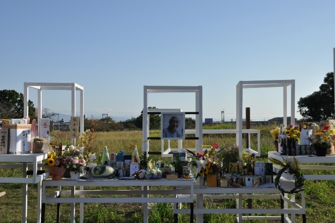 会場に設置された松本雄吉の追悼スペース。数多くの花や酒、アート作品などが並んでいた。 ［撮影］吉永美和子