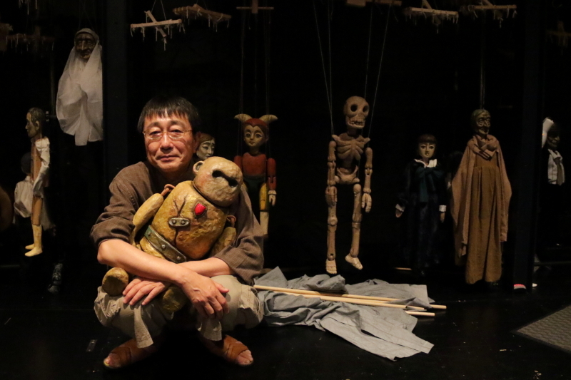 ゴーレム人形を抱きかかえる天野天街
