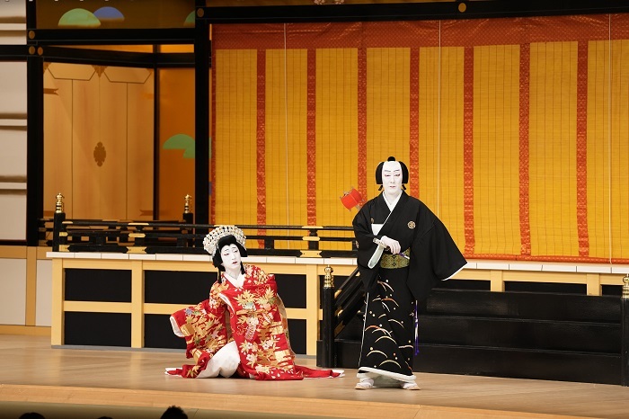 昼の部『妹背山婦女庭訓』（左より）入鹿妹橘姫=中村七之助、烏帽子折求女実は藤原淡海=中村萬壽
