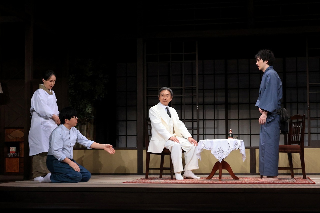 『帰れない男～慰留と斡旋の攻防～』舞台写真　（左から）佐藤直子、新名基浩、山崎一、林遣都