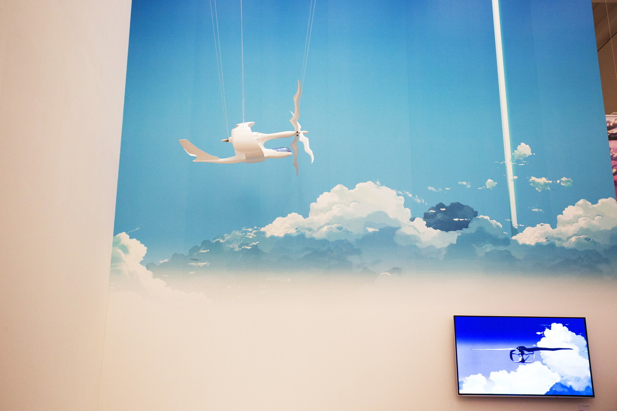 『雲のむこう、約束の場所』に登場する飛行機、ヴェラシーラの模型も展示