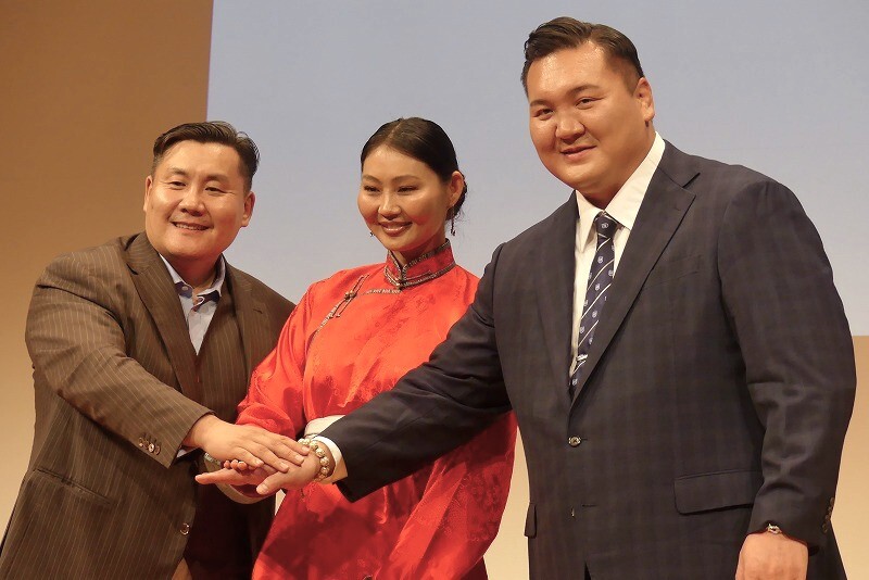  アンバサダーを務める 白鵬翔氏（写真右）らが舞台「モンゴル・ハーン」をＰＲした（翡翠撮影）