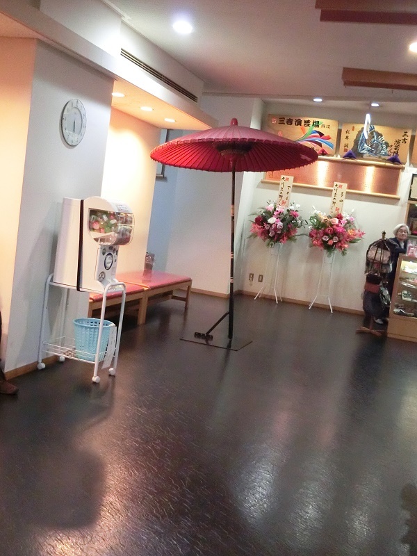 常連さんたちの談笑が響くロビー。