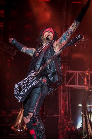 モトリー・クルーのドキュメンタリー映画『MOTLEY CRUE: THE END』完売続出につき1夜限り最後のアンコール上映が決定