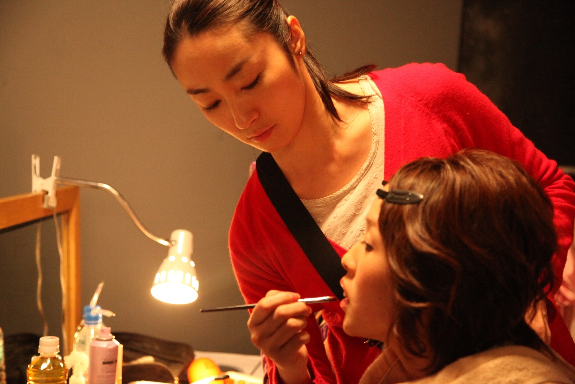 メイク・都築恭子を演じた森田亜紀。 女優たちを見守る母性……！ （C）2014 映画『メイクルーム』製作委員会