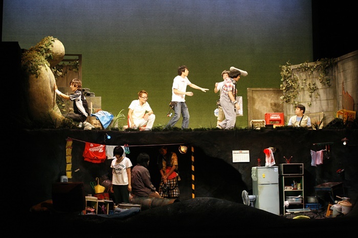 ヨーロッパ企画第26回公演『あんなに優しかったゴーレム』（2008年）。 ［撮影］清水俊洋