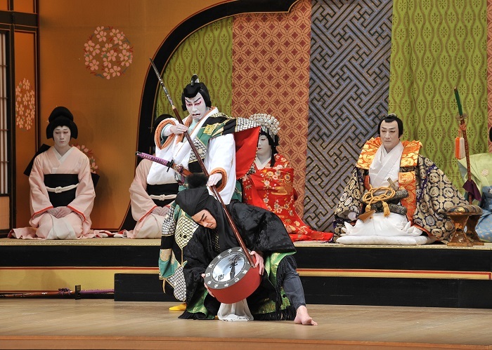 『毛抜』左より粂寺弾正＝坂東巳之助、小野春道＝中村錦之助（2016年1月浅草公会堂） （C）松竹