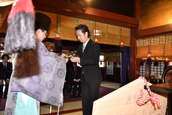 本殿で祈祷をする中村七之助 公式撮影：阿部章仁