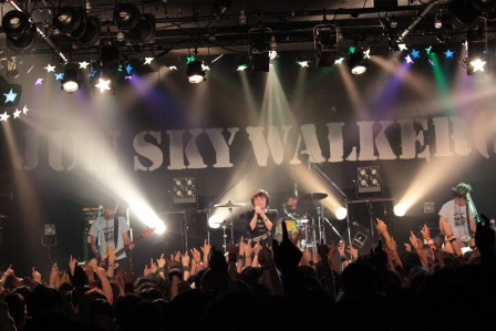 「JUN SKY WALKER(S) 2015 ～The Next Step～」最終公演の様子。（写真提供：アイビーレコード）