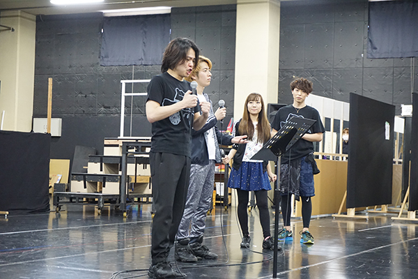 中川晃教演じるスヌーピーが歌う、ビッグナンバー「サパータイム」より。