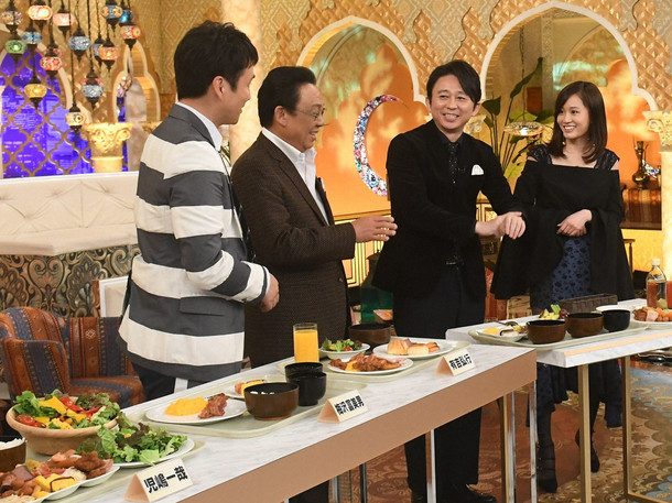 バイキング料理を実食する前田敦子（右）。(c)TBS