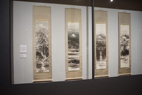 《春風秋雨》（昭和30年頃、星野画廊蔵）は不染鉄には珍しい四幅対の作品