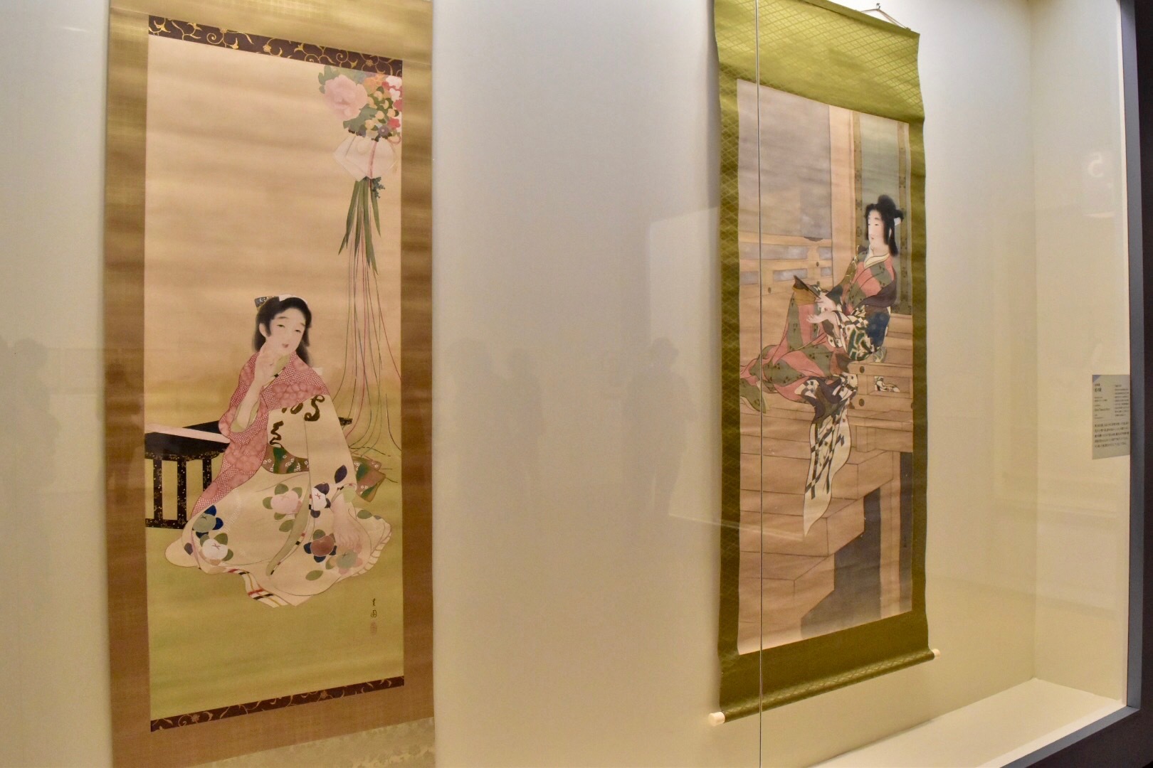 左：池田蕉園　《さつき》　大正2年頃　東京国立近代美術館蔵　右：池田蕉園　《宴の暇》　明治42年　福富太郎コレクション資料室蔵