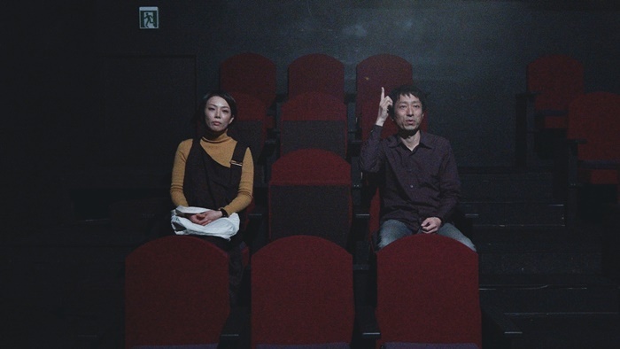 大阪の劇場［インディペンデントシアター1st］を使って撮影された、ももちの世界『サバクウミ』（2021年）。 ［撮影］タニガワヒロキ