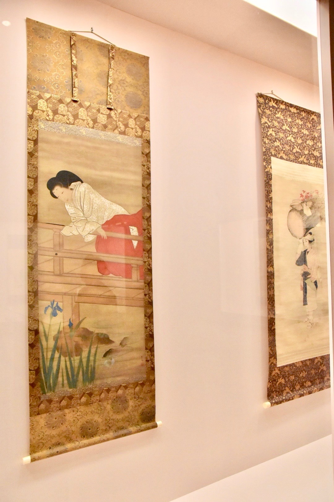 左：山口素絢　《女官図（緋大腰袴着用）》　江戸時代後期　奈良県立美術館蔵　東京展：前期展示