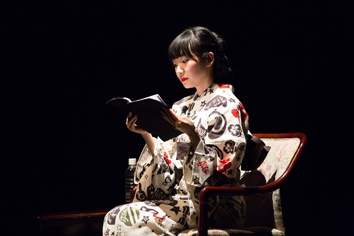 ［城崎国際アートセンター］で開催された、松井周×村田沙耶香 「新作クリエーション」リーディング試演会（2018年）より。女優・青柳いづみがリーディングを行った。