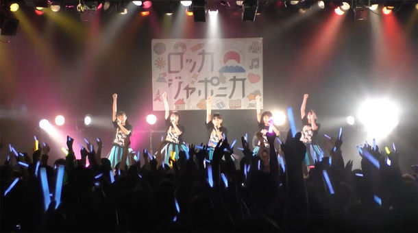 「ロッカジャポニカ 3rd TOUR ～Road to 1000～」東京・LIQUIDROOM公演で「教歌SHOCK!」を披露するロッカジャポニカ。（写真提供：キングレコード）
