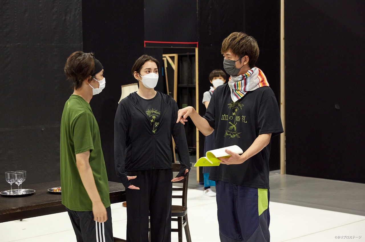（左から）花婿役：須賀健太、花嫁役：早見あかり、演出：杉原邦生