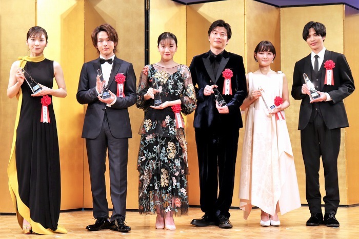 （左から）松岡茉優、中村倫也、永野芽郁、田中圭、葵わかな、志尊淳
